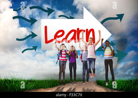 Lernen Sie gegen Straße führt bis zum Horizont Stockfoto