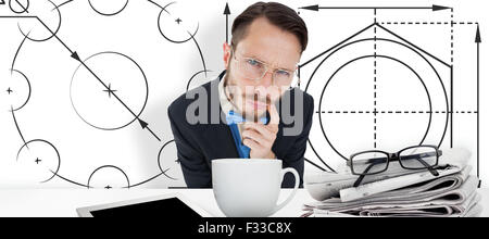 Zusammengesetztes Bild geeky Hipster Blick in die Kamera Stockfoto