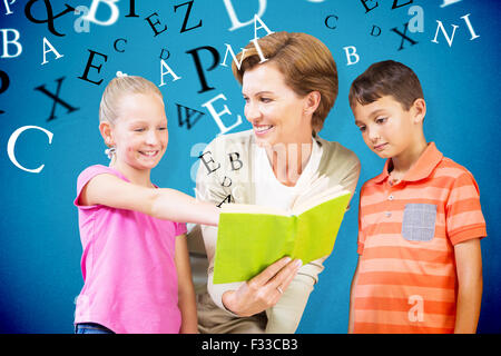 Zusammengesetztes Bild des Lehrers Buch mit Schülerinnen und Schülern in Bibliothek Stockfoto
