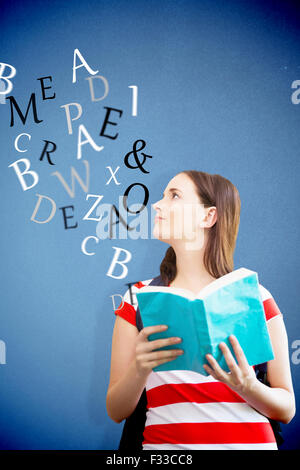 Zusammengesetztes Bild der Schüler lesen Buch in Bibliothek Stockfoto