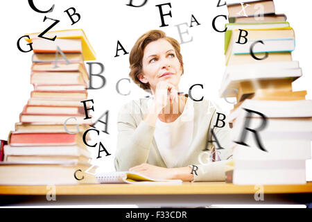 Zusammengesetztes Bild des nachdenklichen Lehrer an der Bibliothek Stockfoto