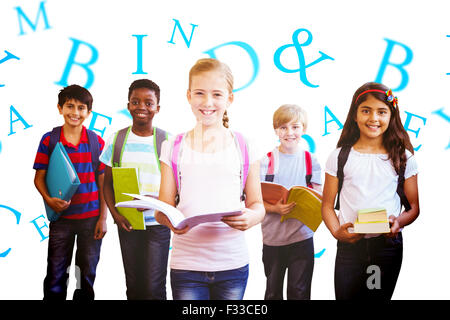 Zusammengesetztes Bild von lächelnden kleinen Schulkinder im Flur der Schule Stockfoto