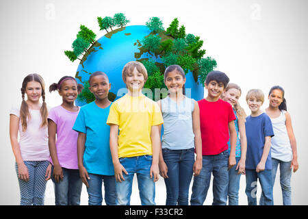 Zusammengesetztes Bild der happy Friends spielen im park Stockfoto