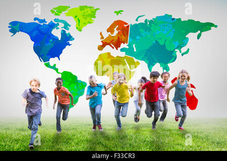 Zusammengesetztes Bild der happy Friends laufen im park Stockfoto