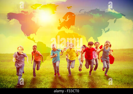 Zusammengesetztes Bild der happy Friends laufen im park Stockfoto