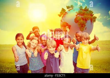 Zusammengesetztes Bild der happy Friends im park Stockfoto