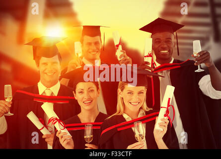 Zusammengesetztes Bild der Gruppe von Menschen, die seinem College-Abschluss Stockfoto