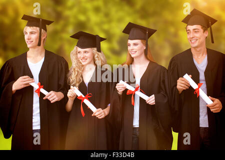 Zusammengesetztes Bild der Gruppe von Menschen feiern nach dem Studium Stockfoto