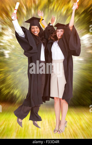 Zusammengesetztes Bild voller Länge zweier Frauen feiern in der Luft Stockfoto