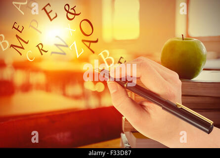 Zusammengesetztes Bild der Businesswomans Handschrift mit Füllfederhalter Stockfoto