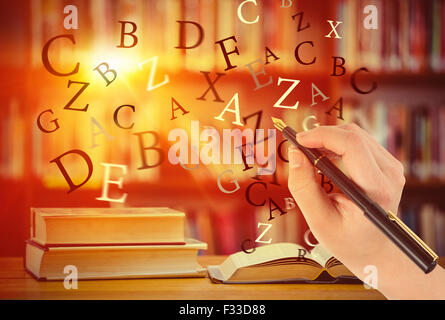 Zusammengesetztes Bild der Businesswomans Handschrift mit Füllfederhalter Stockfoto