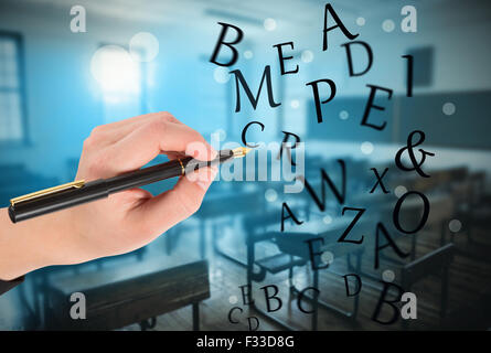 Zusammengesetztes Bild der Businesswomans Handschrift mit Füllfederhalter Stockfoto