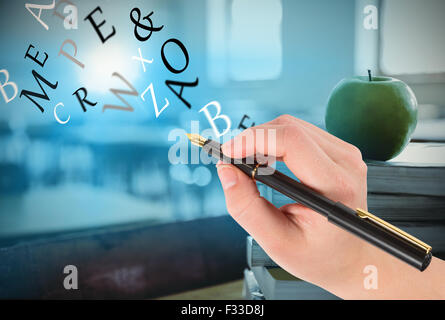 Zusammengesetztes Bild der Businesswomans Handschrift mit Füllfederhalter Stockfoto