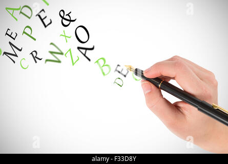 Zusammengesetztes Bild der Businesswomans Handschrift mit Füllfederhalter Stockfoto