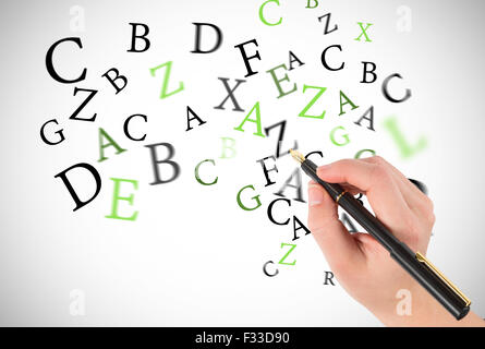 Zusammengesetztes Bild der Businesswomans Handschrift mit Füllfederhalter Stockfoto