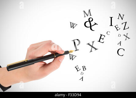 Zusammengesetztes Bild der Businesswomans Handschrift mit Füllfederhalter Stockfoto