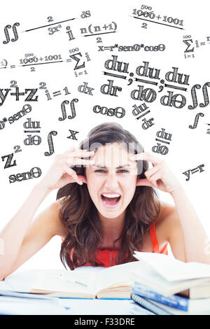 Zusammengesetztes Bild des Schülers spielt verrückt ihre Hausaufgaben Stockfoto