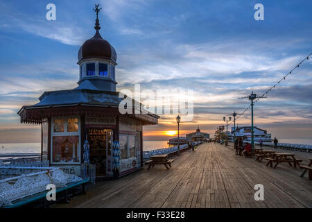 Die alten North Pier bei Sonnenuntergang in Blackpool an der nordwestlichen Küste von England. Stockfoto