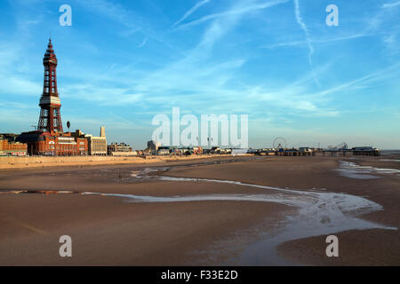 Blackpool Tower - der Strand bei Ebbe in Blackpool an der nordwestlichen Küste von England. Stockfoto