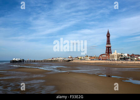 Die alten North Pier und Blackpool Tower im Seebad Blackpool an der nordwestlichen Küste von England. Stockfoto