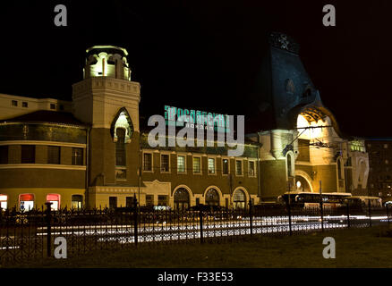Moskau, Yaroslavsky Bahnhof am Komsomolskaja-Platz in der Nacht. Stockfoto