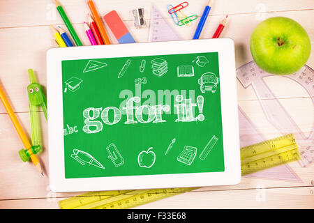 Go for it.! gegen Schüler Schreibtisch mit TabletPC Stockfoto