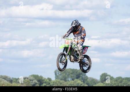 München, Deutschland - 17. AUGUST: Unbekannter Fahrer beteiligt sich an der Ausbildung der Motorsport Club Freisinger Baer in München. Stockfoto