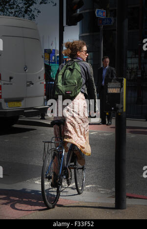 junge Frau auf ihrem Fahrrad in der Londoner Innenstadt, UK Stockfoto