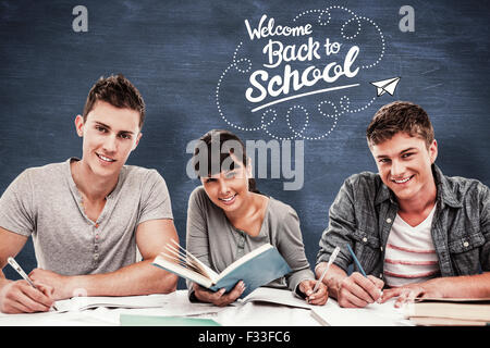 Zusammengesetztes Bild Studenten Arbeit zusammen, da sie alle in die Kamera schauen Stockfoto