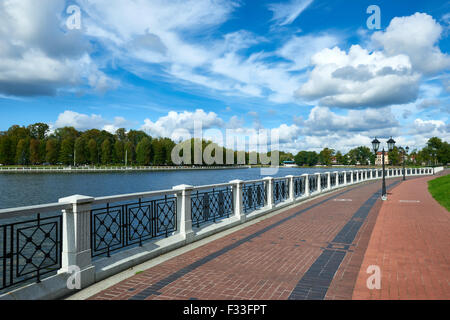 Ufer des Verkhnee Sees in Kaliningrad, Russland Stockfoto