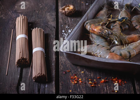 Ungekocht Soba-Nudeln und Garnelen Stockfoto