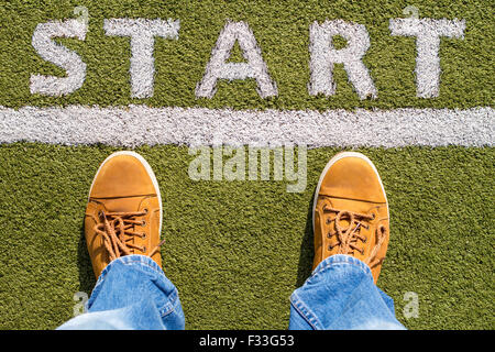 Mann die Beine hinter der weißen Linie von oben mit START anmelden Stockfoto