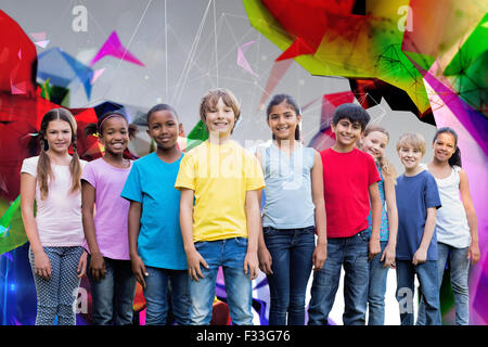 Zusammengesetztes Bild der happy Friends spielen im park Stockfoto
