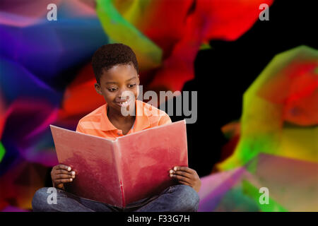 Zusammengesetztes Bild des netten jungen Lesebuch in Bibliothek