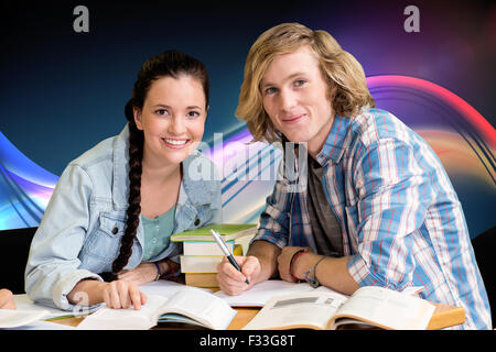 Zusammengesetztes Bild von College-Studenten, die Hausaufgaben in Bibliothek Stockfoto