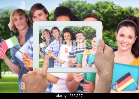 Zusammengesetztes Bild von Hand mit TabletPC Stockfoto