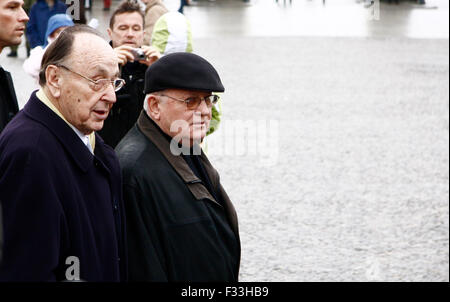 Hans-Dietrich Genscher, Michail Gorbatschow - Gang Durch Das Brandenburger Tor, Pariser Platz, 13. Maerz 2009, Berlin-Mitte. Stockfoto