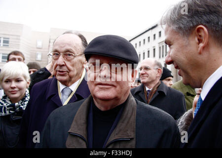 Hans-Dietrich Genscher, Michail Gorbatschow, Klaus Wowereit - Gang Durch Das Brandenburger Tor, Pariser Platz, 13. Maerz 2009, B Stockfoto