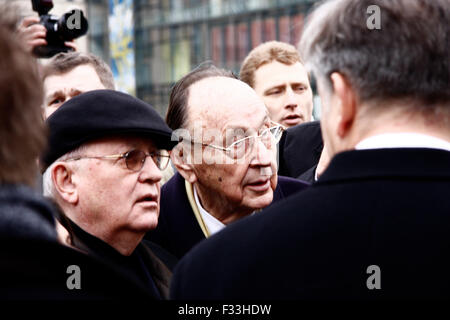 Michail Gorbatschow, Hans-Dietrich Genscher - Gang Durch Das Brandenburger Tor, Pariser Platz, 13. Maerz 2009, Berlin-Mitte. Stockfoto