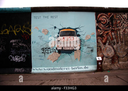 Impressionen: Das Mauerstueck einer der East Side Gallery Mit Dem Bild von Birgit Kinder "Test den Rest", Formgebung April 2013, Berl Stockfoto
