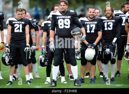 Spiel der US-Truppen Vs Prager Team Black Panthers (Foto) im American Football spielte nach 70 Jahren in Cesky Krumlov, Tschechische Republik, am 26. September 2015, um die Momente nach dem Ende des zweiten Weltkriegs zu gedenken. (CTK Foto/Vaclav Pancer) Stockfoto