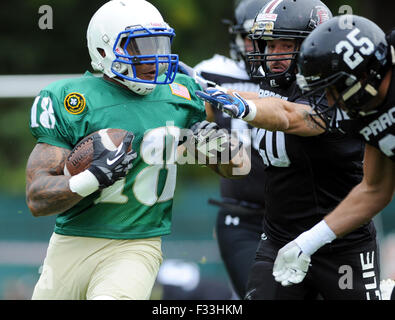 Spiel der US-Truppen Vs Prager Team Black Panthers im American Football nach 70 Jahren in Cesky Krumlov, Tschechische Republik, am 26. September 2015 spielte, um die Momente nach dem Ende des zweiten Weltkriegs zu gedenken. Von links Chris Burns von uns, Pavel Tumpach und Michal Srp der Black Panthers in Aktion.  (CTK Foto/Vaclav Pancer) Stockfoto