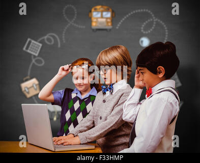 Zusammengesetztes Bild von Schülerinnen und Schülern mit laptop Stockfoto