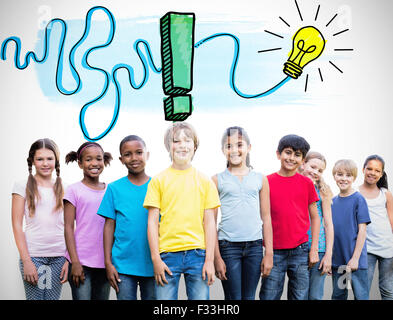 Zusammengesetztes Bild der happy Friends spielen im park Stockfoto