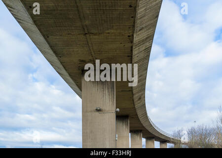 Konkrete Überführung oder Überführung. Unter einem Overhead Abschnitt einer Straßenbrücke, Nottingham, England, Großbritannien Stockfoto