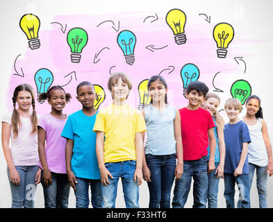 Zusammengesetztes Bild der happy Friends spielen im park Stockfoto