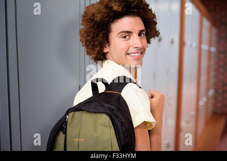Zusammengesetztes Bild der lässigen jungen Mann im Büro Korridor Stockfoto