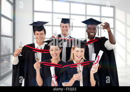 Zusammengesetztes Bild der Gruppe von Menschen, die seinem College-Abschluss Stockfoto