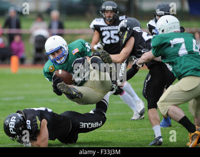 Spiel der US-Truppen Vs Prager Team Black Panthers im American Football nach 70 Jahren in Cesky Krumlov, Tschechische Republik, am 26. September 2015 spielte, um die Momente nach dem Ende des zweiten Weltkriegs zu gedenken. Vom linken Dan Krejbich der Black Panthers und Kyle Kinmartin in Aktion.  (CTK Foto/Vaclav Pancer) Stockfoto