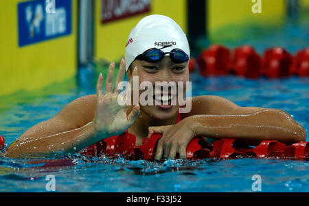 (150929)--Peking, Sept. 29, 2015(Xinhua)--Chinas Shen Duo feiert nach Frauen 200m Freistil Finale des FINA/Airweave Swimming Worldcup 2015 in Beijing National Aquatics Center als Water Cube in Peking, Hauptstadt von China am 29. September 2015 bekannt. Shen-Duo behauptete den Titel mit 1: 56,47 Minuten. (Xinhua/Wang Lili) Stockfoto